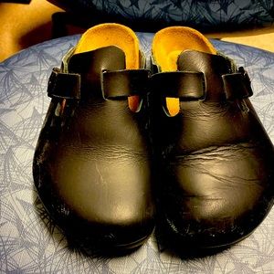 BIRKENSTOCK LEATHER CLOGS